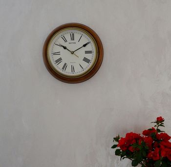 Zegar na ścianę drewniany do salonu Rhythm CMH723CR06. Zegar ścienny okrągły wykonany z wysokiej jakości drewna z jasną tarczą. Cyferblat w kolorze białym z wyraźnymi czarnymi cyframi rzymskimi.  (2).JPG