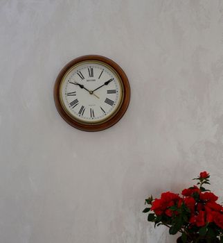 Zegar na ścianę drewniany do salonu Rhythm CMH723CR06. Zegar ścienny okrągły wykonany z wysokiej jakości drewna z jasną tarczą. Cyferblat w kolorze białym z wyraźnymi czarnymi cyframi rzymskimi.  (3).JPG