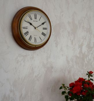 Zegar na ścianę drewniany do salonu Rhythm CMH723CR06. Zegar ścienny okrągły wykonany z wysokiej jakości drewna z jasną tarczą. Cyferblat w kolorze białym z wyraźnymi czarnymi cyframi rzymskimi.  (4).JPG