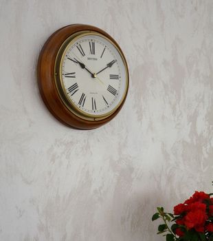 Zegar na ścianę drewniany do salonu Rhythm CMH723CR06. Zegar ścienny okrągły wykonany z wysokiej jakości drewna z jasną tarczą. Cyferblat w kolorze białym z wyraźnymi czarnymi cyframi rzymskimi.  (5).JPG