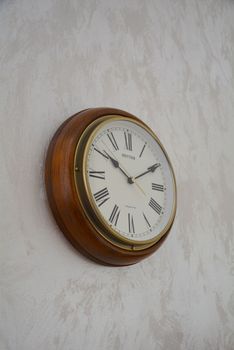 Zegar na ścianę drewniany do salonu Rhythm CMH723CR06. Zegar ścienny okrągły wykonany z wysokiej jakości drewna z jasną tarczą. Cyferblat w kolorze białym z wyraźnymi czarnymi cyframi rzymskimi.  (6).JPG