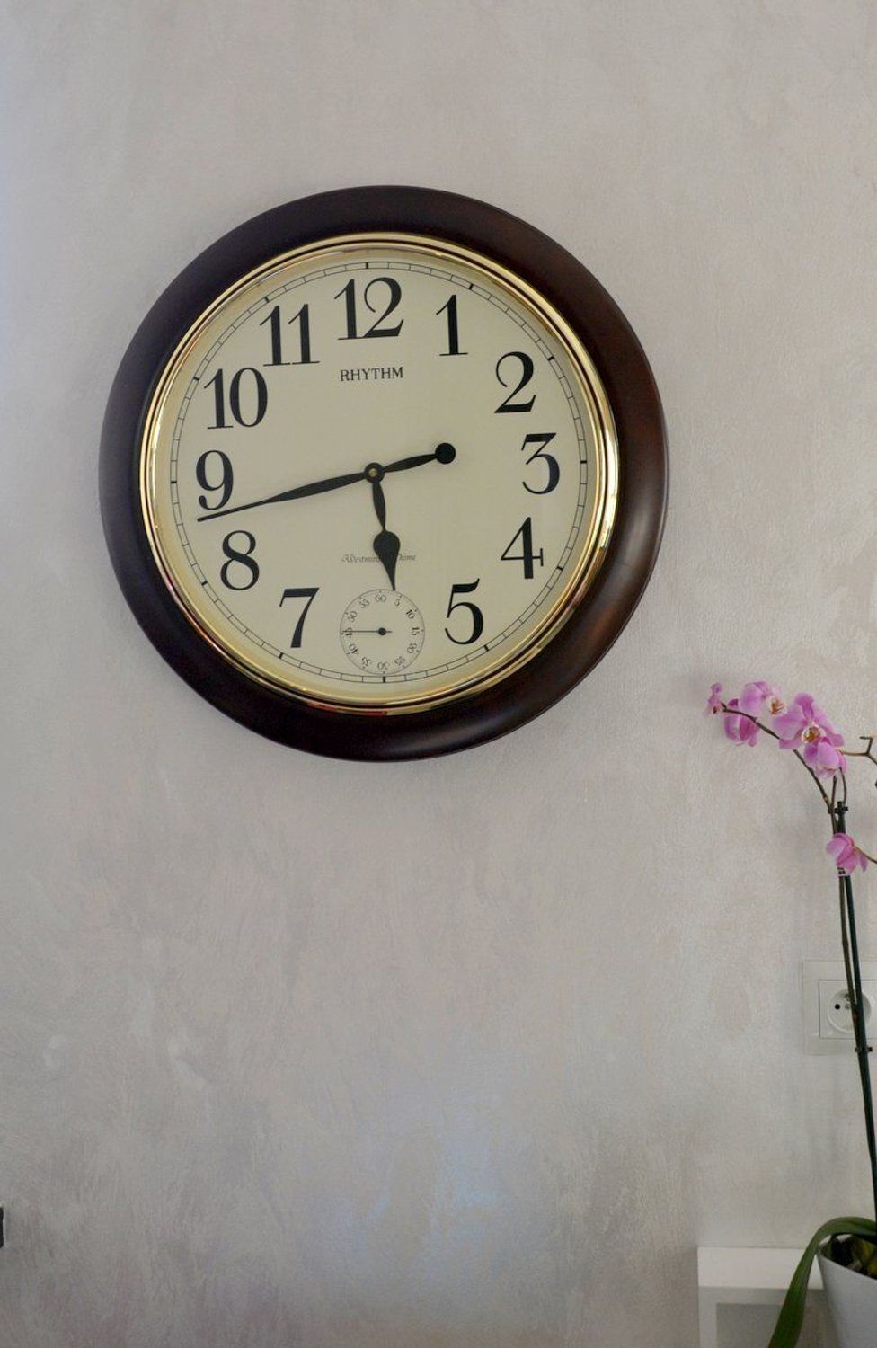 Zegar ścienny drewniany Rhythm melodie, kurant CMH755NR06 🕰 Zegar ścienny do salonu w okrągłej drewnianej obudowie w kolorze orzecha.  (9).JPG