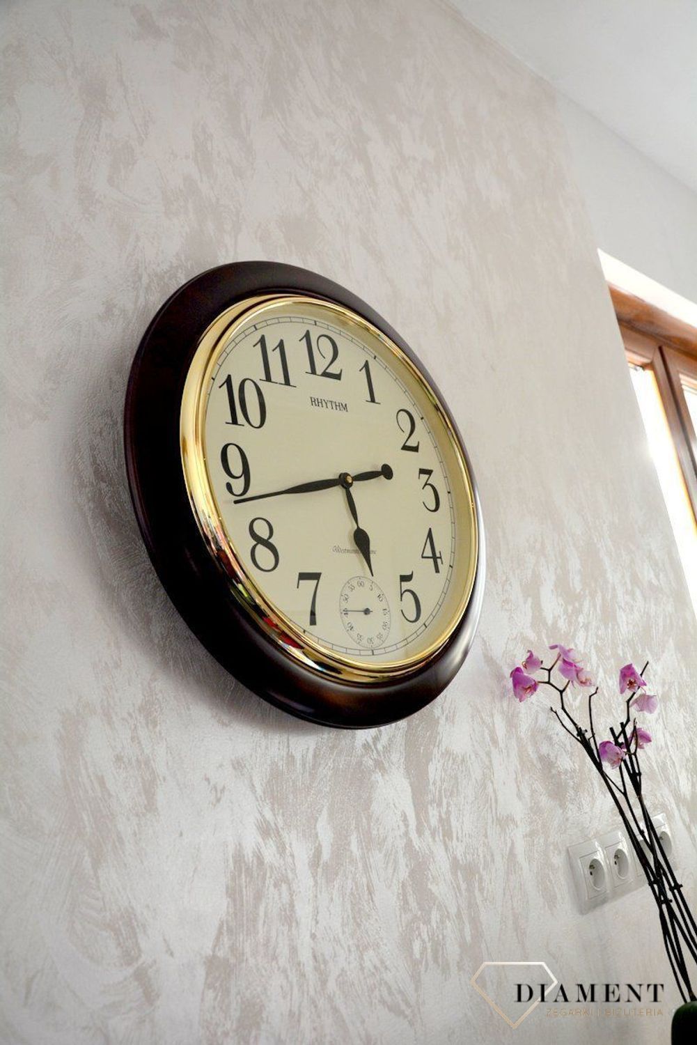 Zegar ścienny drewniany Rhythm melodie, kurant CMH755NR06 🕰 Zegar ścienny do salonu w okrągłej drewnianej obudowie w kolorze orzecha.  (9).JPG