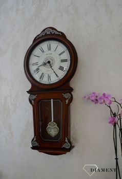 Zegar ścienny drewniany Rhythm zdobiony z wahadłem CMJ380CR06 🕰 Zegar ścienny wykonany z wysokiej jakości drewna w kolorze orzecha (7).JPG