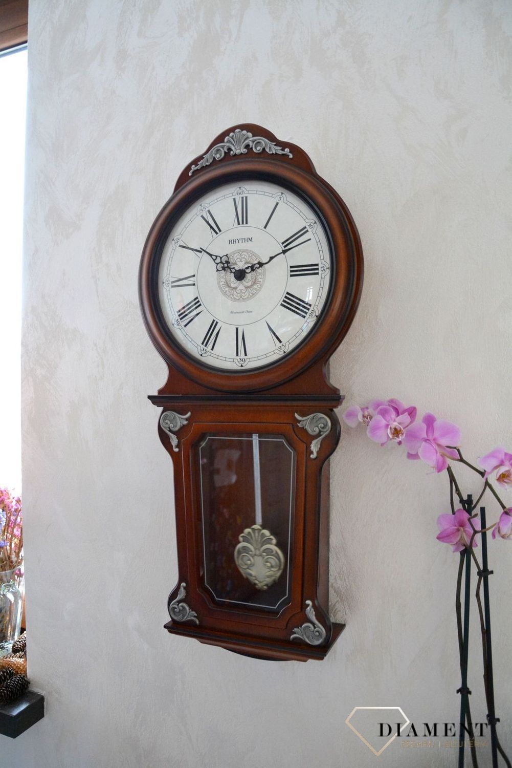 Zegar ścienny Rhythm drewniany zdobiony z wahadłem CMJ380CR06.jpg