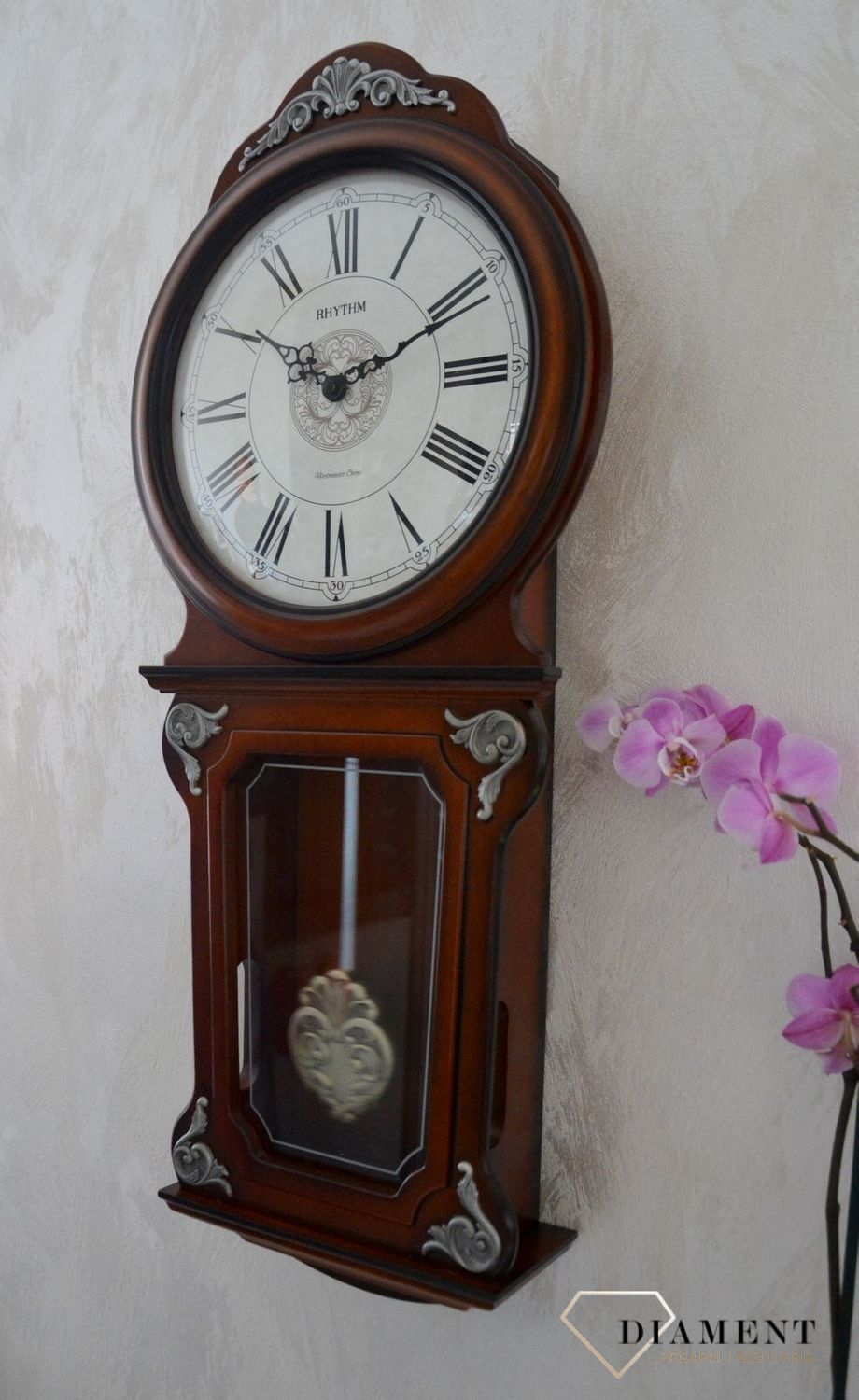 Zegar ścienny Rhythm drewniany zdobiony z wahadłem CMJ380CR06.jpg