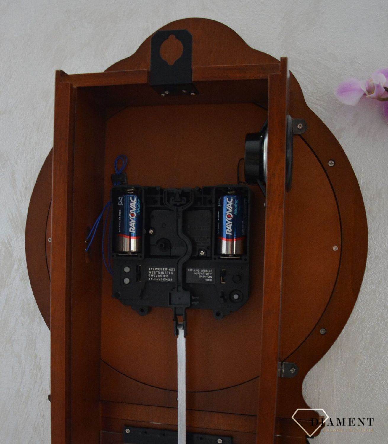 Zegar ścienny Rhythm drewniany zdobiony z wahadłem CMJ380CR06.jpg