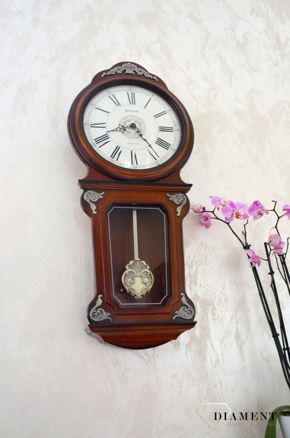 Zegar ścienny Rhythm drewniany zdobiony z wahadłem CMJ380CR06.jpg