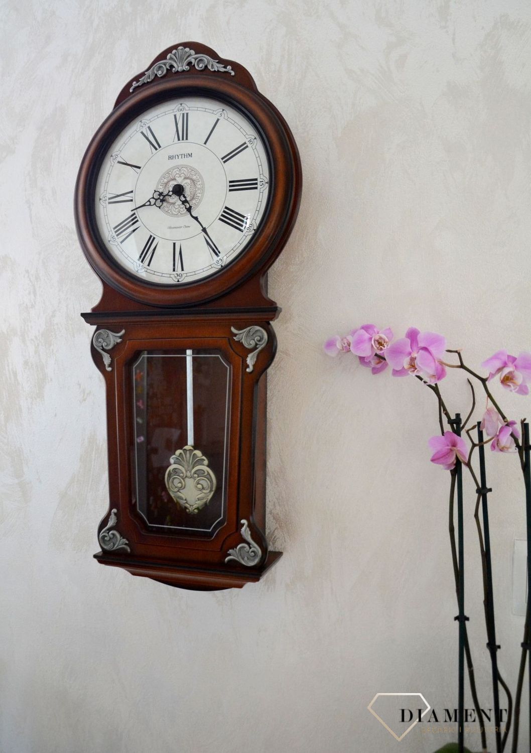Zegar ścienny Rhythm drewniany zdobiony z wahadłem CMJ380CR06.jpg
