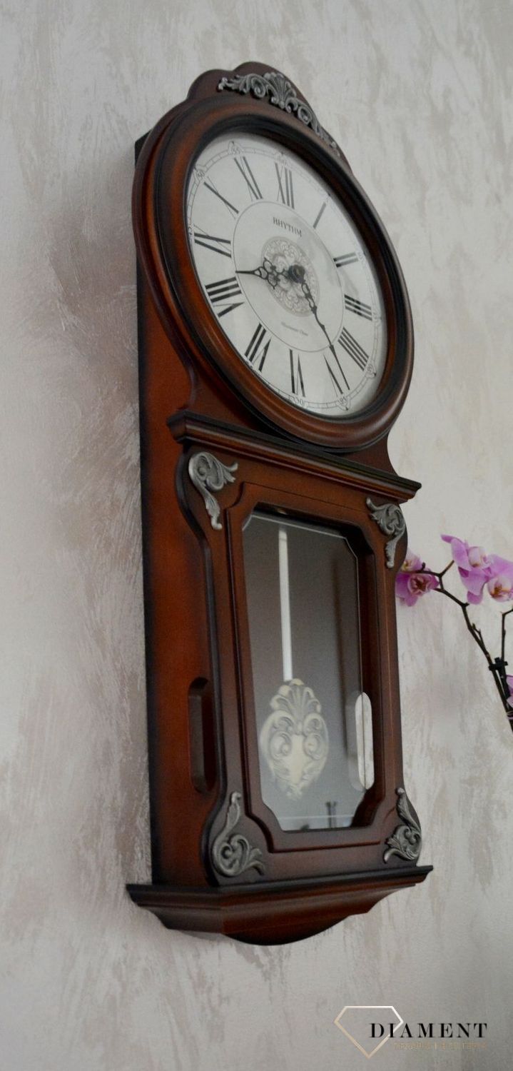 Zegar ścienny Rhythm drewniany zdobiony z wahadłem CMJ380CR06.jpg