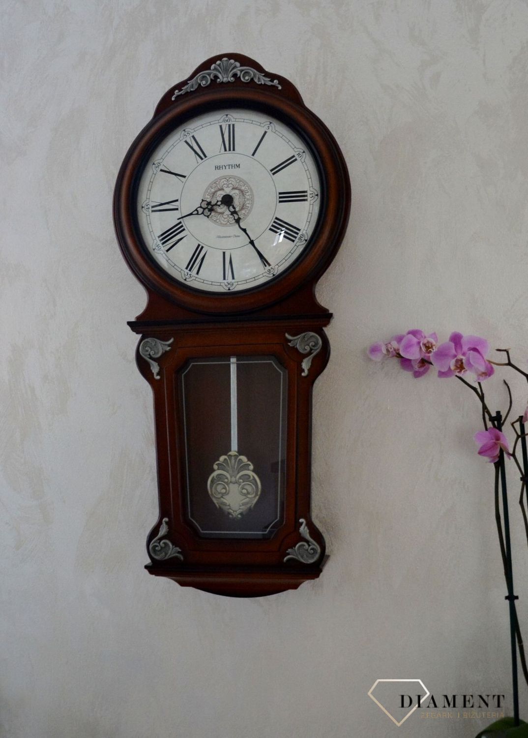Zegar ścienny Rhythm drewniany zdobiony z wahadłem CMJ380CR06.jpg