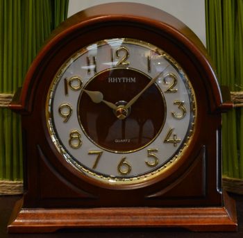 Zegar kominkowy drewniany Rhythm CRG109NR06 to drewniany zegar na kominek idealny również na biurko (7).JPG