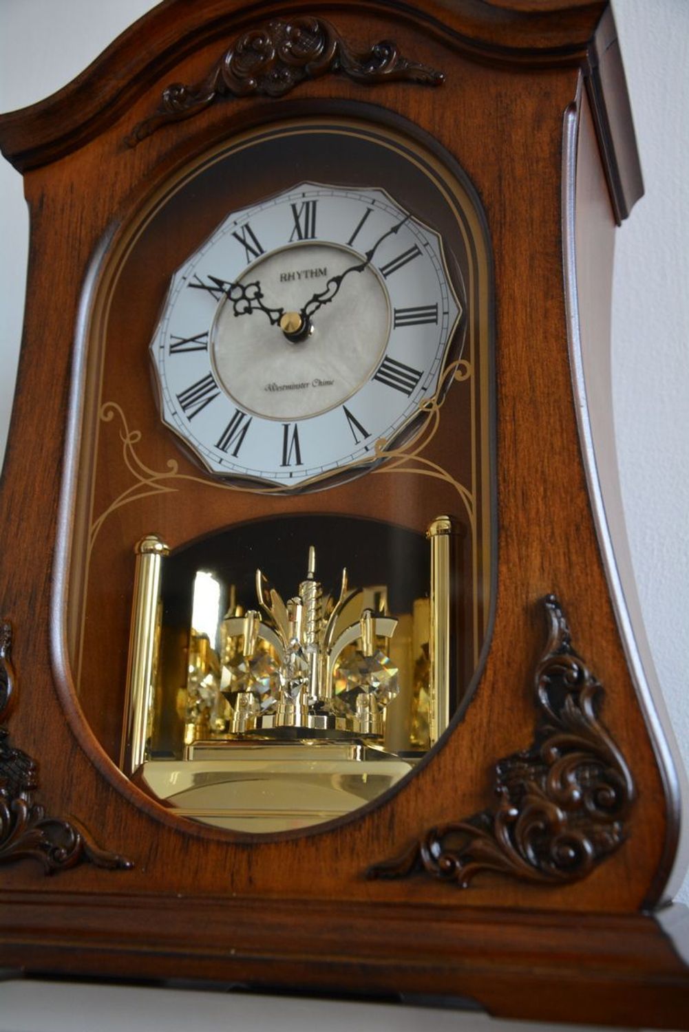 Zegar drewniany kominkowy Rhythm CRH165NR06. Zegar kominkowy w wytrzymalej drewnianej obudowie. Zegar kominkowy w kolorze orzecha. ✓Zegary kominkowe  (7).JPG