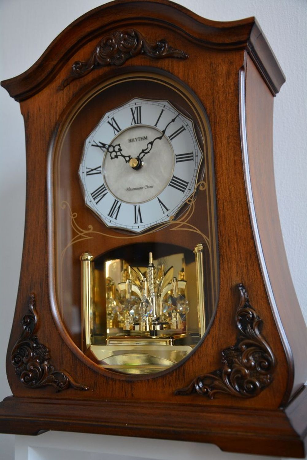 Zegar drewniany kominkowy Rhythm CRH165NR06. Zegar kominkowy w wytrzymalej drewnianej obudowie. Zegar kominkowy w kolorze orzecha. ✓Zegary kominkowe  (7).JPG