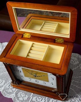 Zegar kominkowy Rhythm drewniany szkatułka na biżuterię i zegarki CRH224NR06. Zegar kominkowy schowek na pieniążki wyposażony jest w kwarcowy mechanizm, zasilany za pomocą baterii. Schowek na pieniądze, zegar (4).JPG