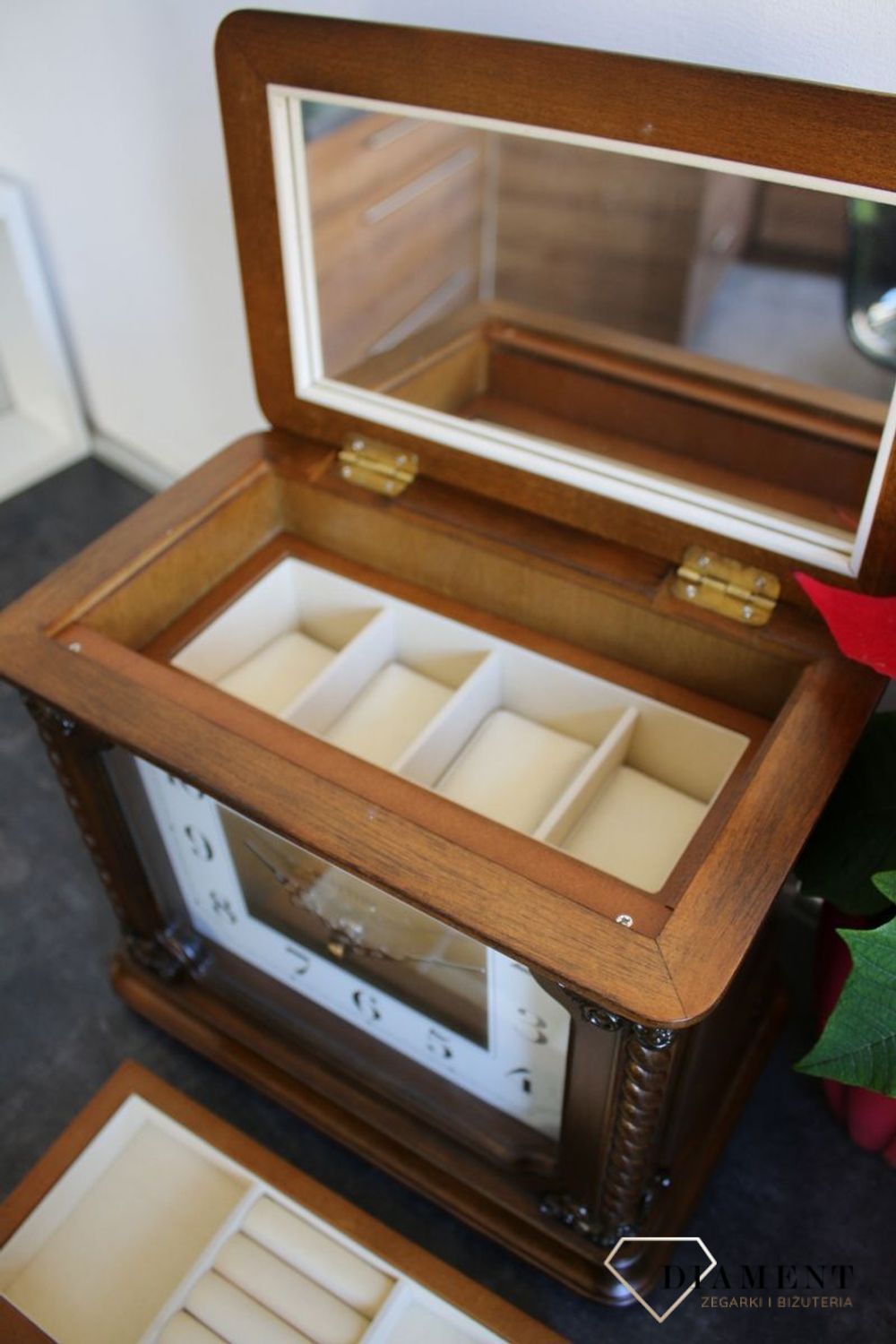 Zegar kominkowy Rhythm drewniany szkatułka na biżuterię i zegarki CRH224NR06. Zegar kominkowy schowek na pieniążki wyposażony jest w kwarcowy mechanizm, zasilany za pomocą baterii. Schowek na pieniądze, zegar (3).JPG