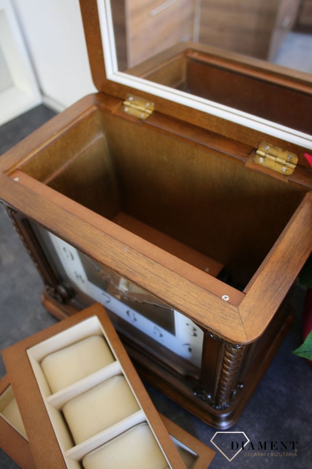 Zegar kominkowy Rhythm drewniany szkatułka na biżuterię i zegarki CRH224NR06. Zegar kominkowy schowek na pieniążki wyposażony jest w kwarcowy mechanizm, zasilany za pomocą baterii. Schowek na pieniądze, zegar (3).JPG