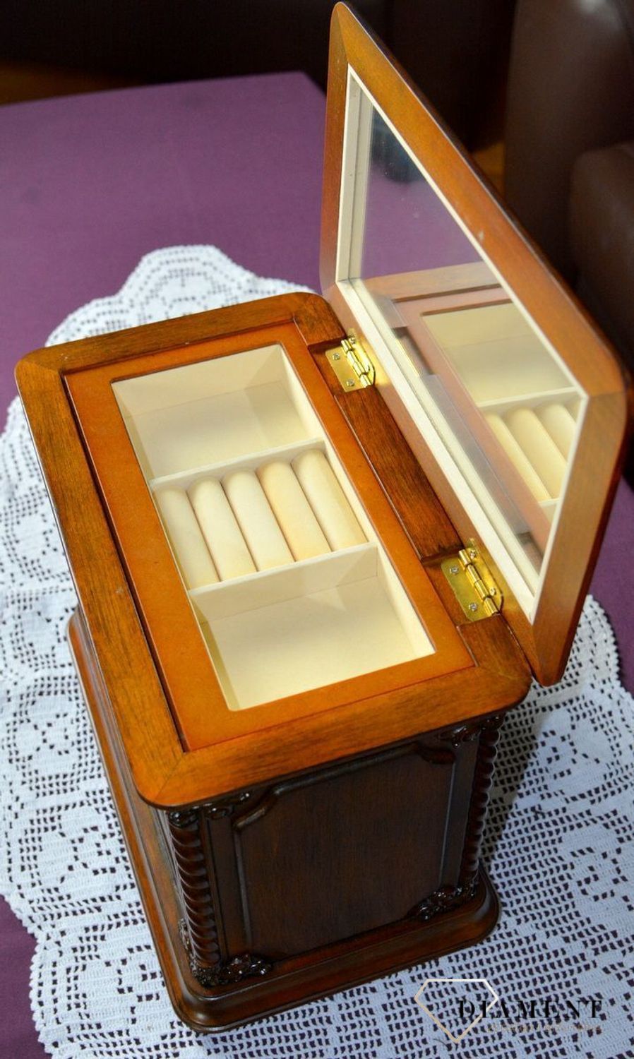 Zegar kominkowy Rhythm drewniany szkatułka na biżuterię i zegarki CRH224NR06. Zegar kominkowy schowek na pieniążki wyposażony jest w kwarcowy mechanizm, zasilany za pomocą baterii. Schowek na pieniądze, zegar (3).JPG