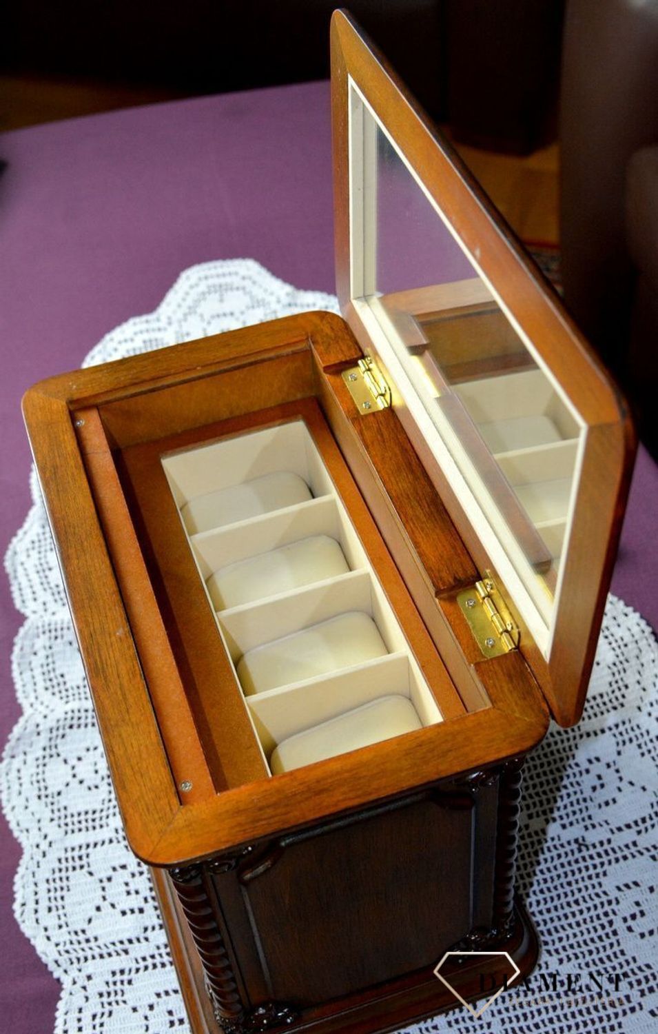 Zegar kominkowy Rhythm drewniany szkatułka na biżuterię i zegarki CRH224NR06. Zegar kominkowy schowek na pieniążki wyposażony jest w kwarcowy mechanizm, zasilany za pomocą baterii. Schowek na pieniądze, zegar (3).JPG