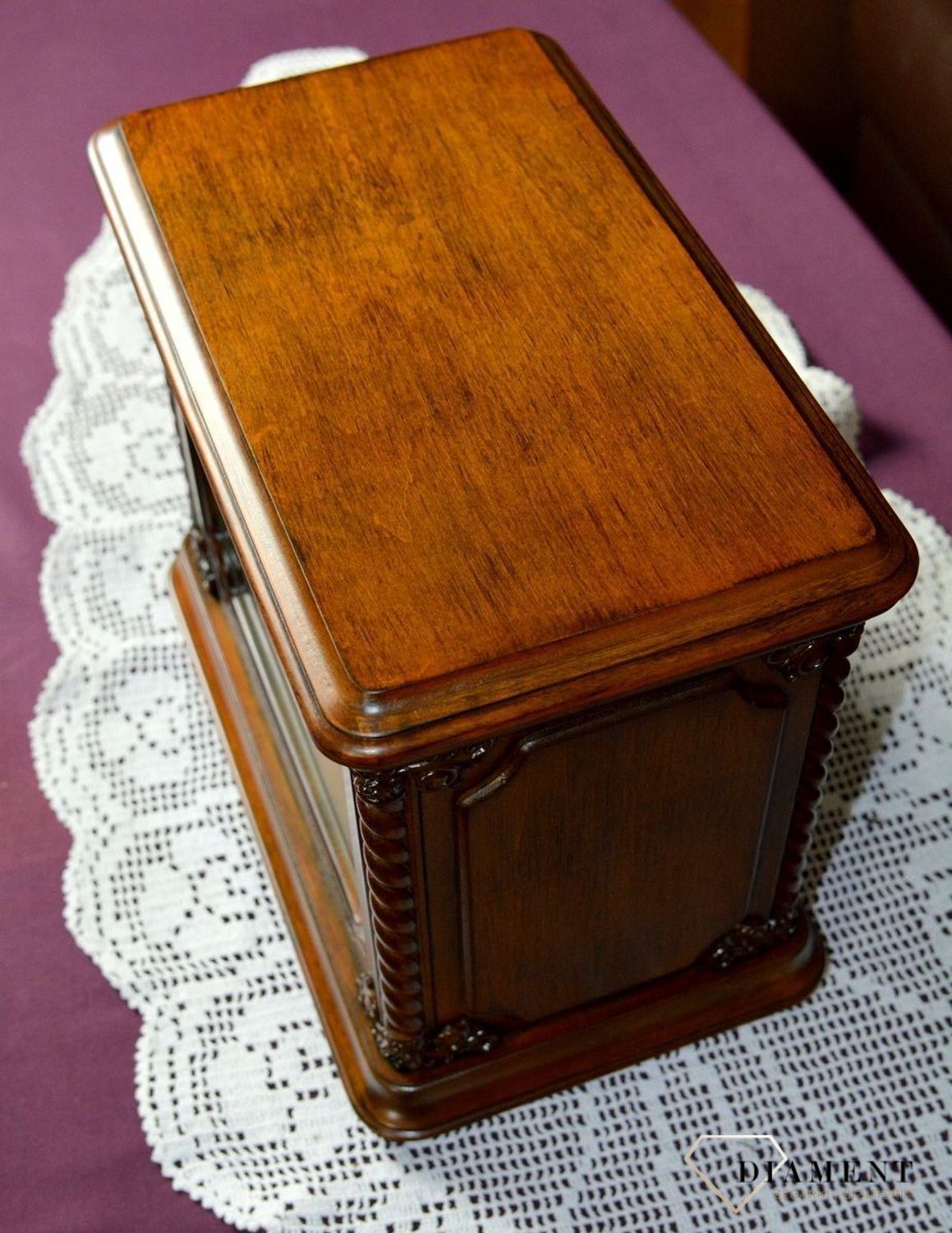 Zegar kominkowy Rhythm drewniany szkatułka na biżuterię i zegarki CRH224NR06. Zegar kominkowy schowek na pieniążki wyposażony jest w kwarcowy mechanizm, zasilany za pomocą baterii. Schowek na pieniądze, zegar (3).JPG