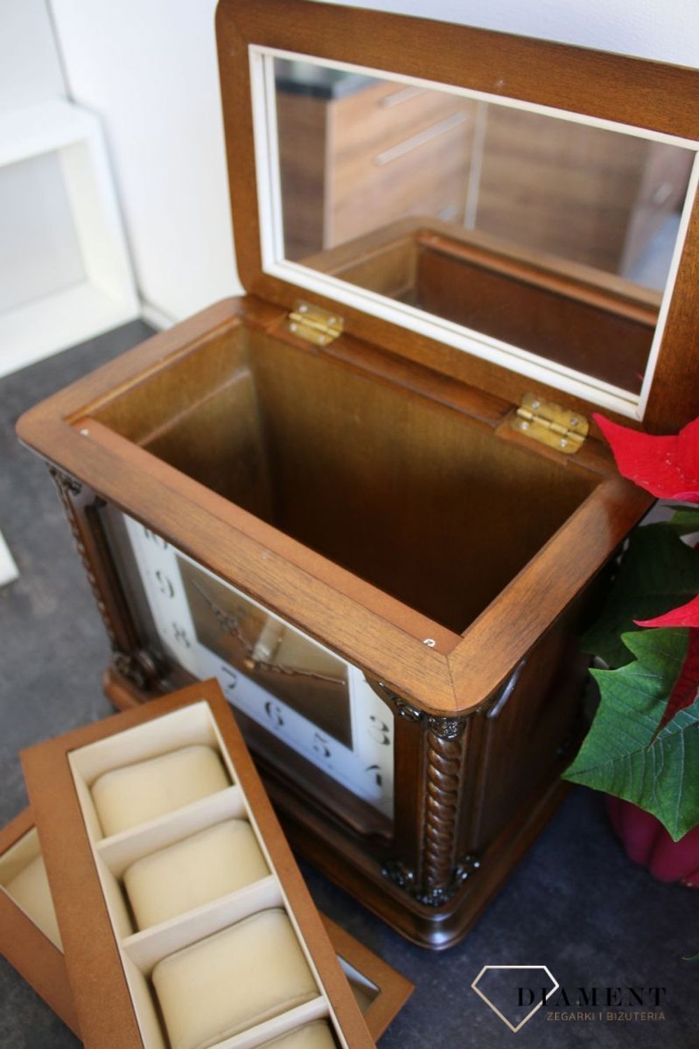 Zegar kominkowy Rhythm drewniany szkatułka na biżuterię i zegarki CRH224NR06. Zegar kominkowy schowek na pieniążki wyposażony jest w kwarcowy mechanizm, zasilany za pomocą baterii. Schowek na pieniądze, zegar (3).JPG