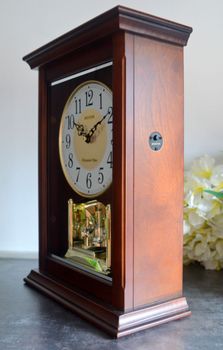 Elegancki zegar kominkowy RHYTHM CRH266UR06 z mechanizmem kwarcowym, kurantem, 16 melodiami i drewnianą obudową (4).JPG