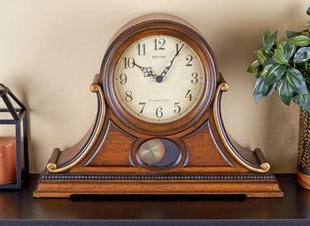 Zegar kominkowy drewniany Rhythm CRJ733UR06. Klasyczny czytelny drewniany zegar kominkowy retro RHYTHM SIP WSM Tuscany II z cyframi arabskimi i wahadłem..jpg