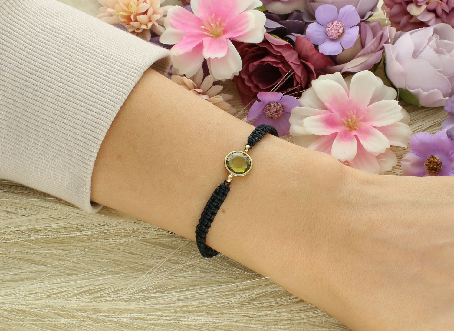 Bransoletka złota na sznureczku czarna oliwin pr 333, CSB04ZB Bransoleta złota z czarnym sznurkiem to bardzo modny, nowoczesny akcent dla kobiet lubiących podkreślać swoją indywidualność za pomocą biżuterii,1.jpg