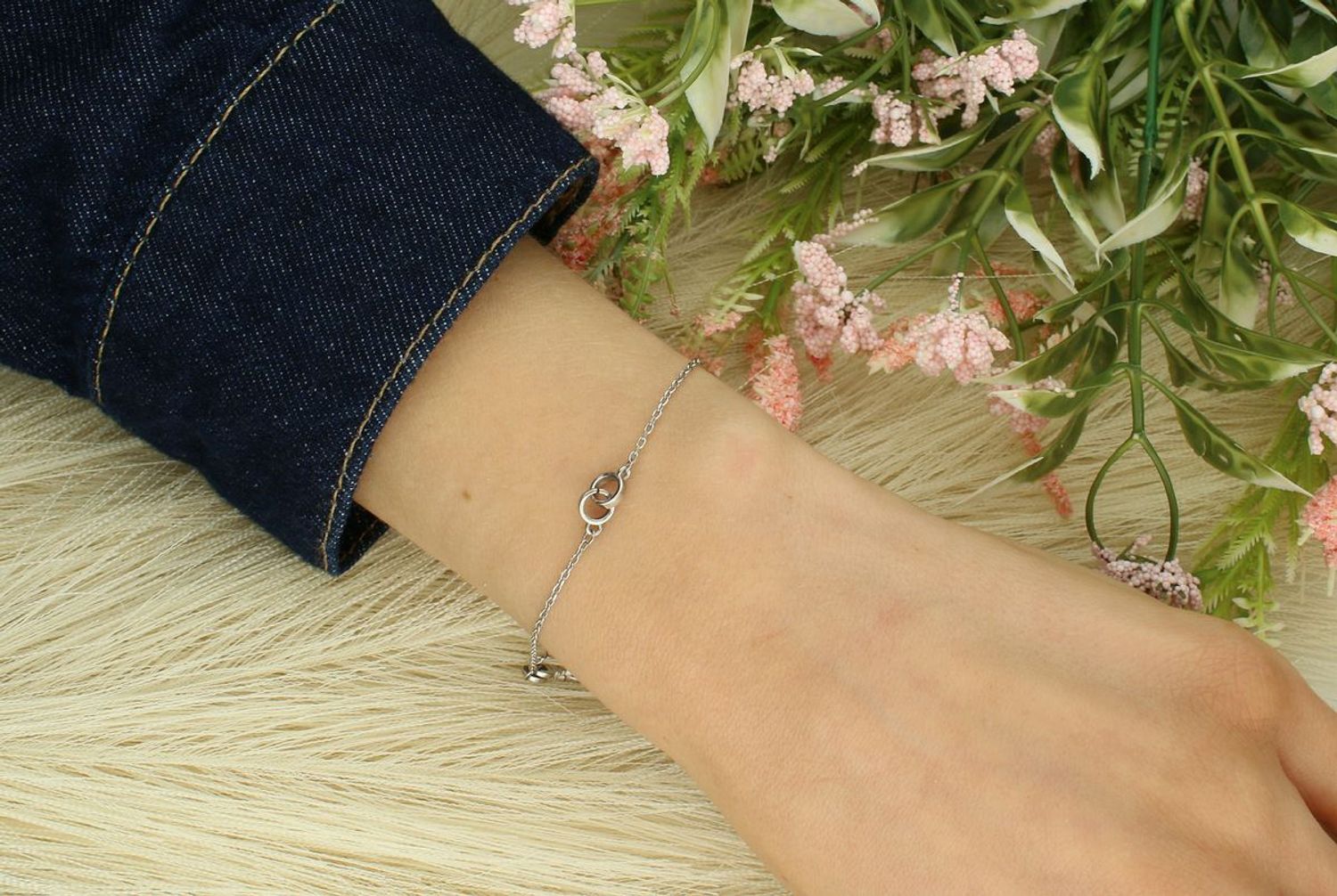 Srebrna bransoletka 925 z wiszącymi kluczykami. Długość 18 cm + 2 cm regulacji. Waga 1,70 g. Subtelny i modny dodatek na każdą okazję.1.jpg