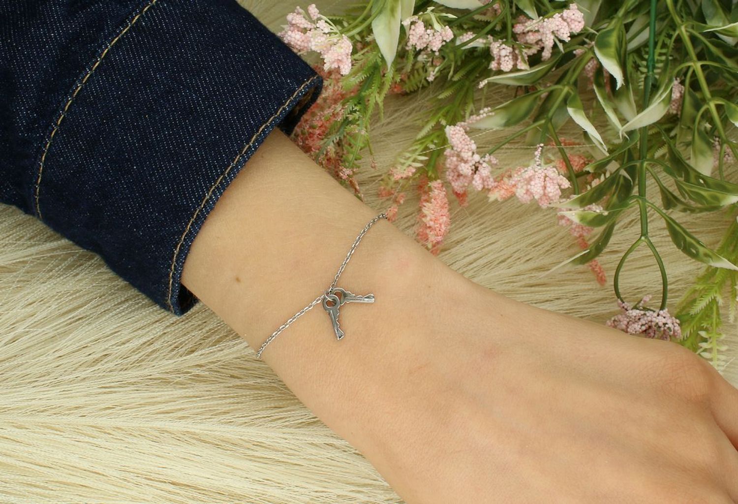 Srebrna bransoletka 925 z wiszącymi kluczykami. Długość 18 cm + 2 cm regulacji. Waga 1,70 g. Subtelny i modny dodatek na każdą okazję.1.jpg