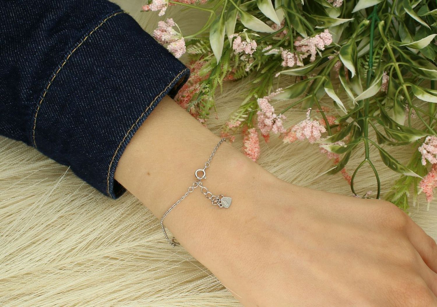 Srebrna bransoletka 925 z wiszącymi kluczykami. Długość 18 cm + 2 cm regulacji. Waga 1,70 g. Subtelny i modny dodatek na każdą okazję.1.jpg