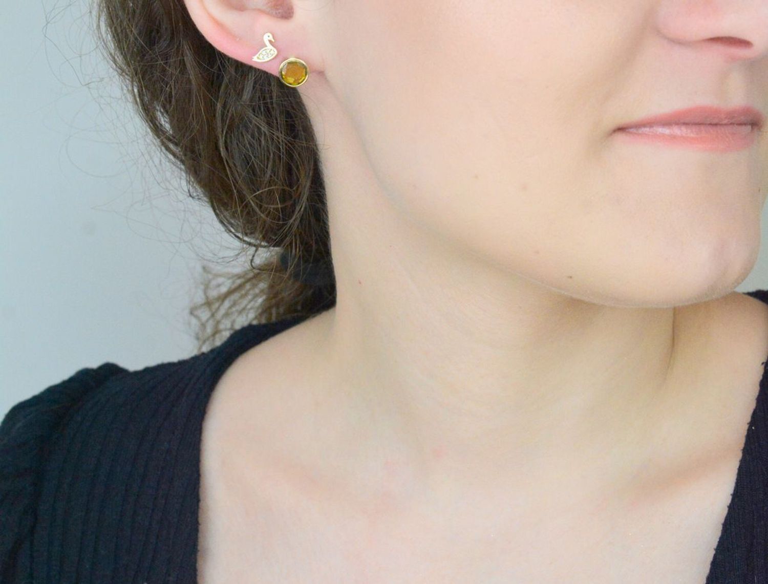 Złote kolczyki damskie z okrągłym Oliwinem próba 333 Au.jpg