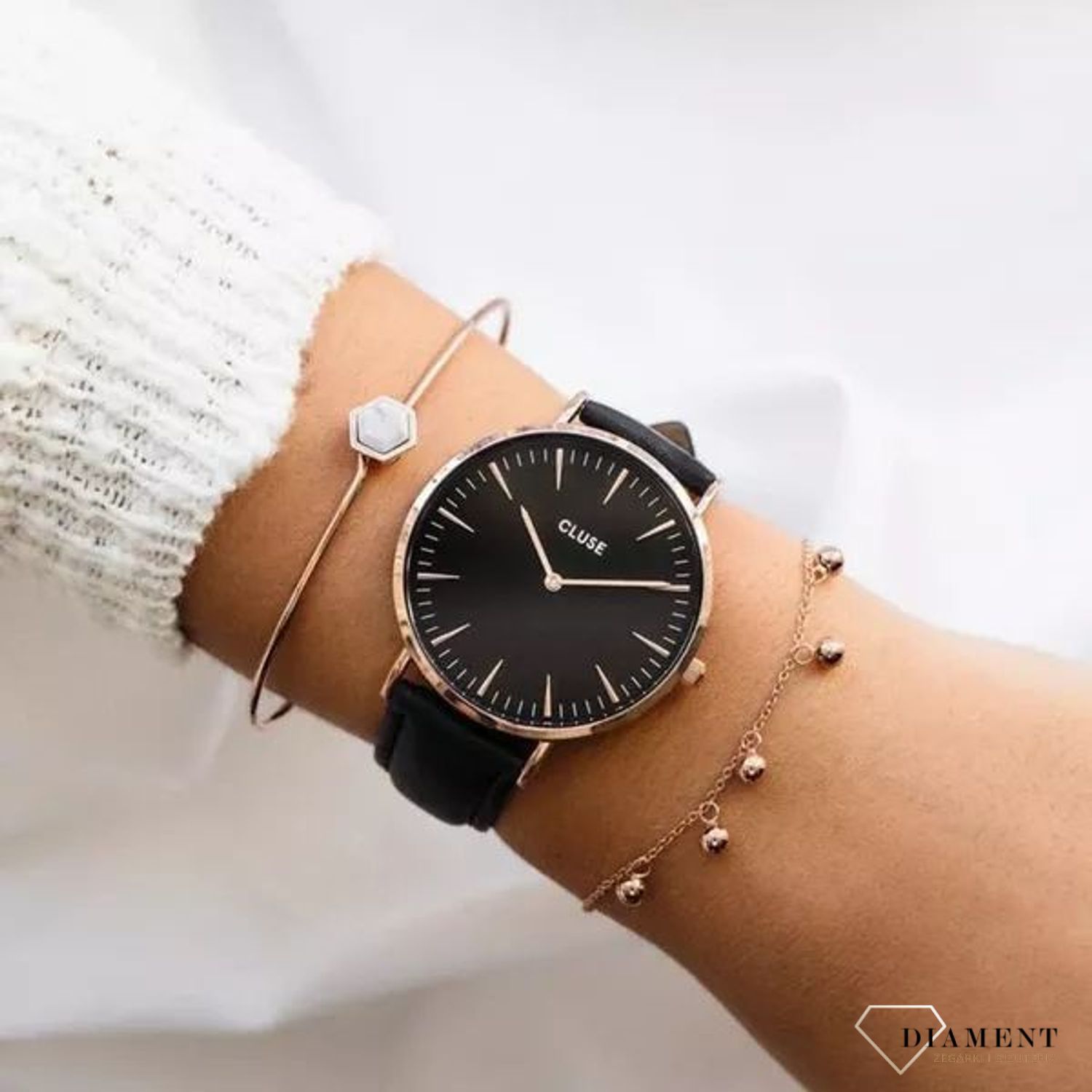 Modny zegarek damski Cluse w pięknej kolorystyce czarnej w połączeniu z różowym złotem. Zegarek damski na skórzanym pasku. Idealny pomysł na prezent.  (2).jpg