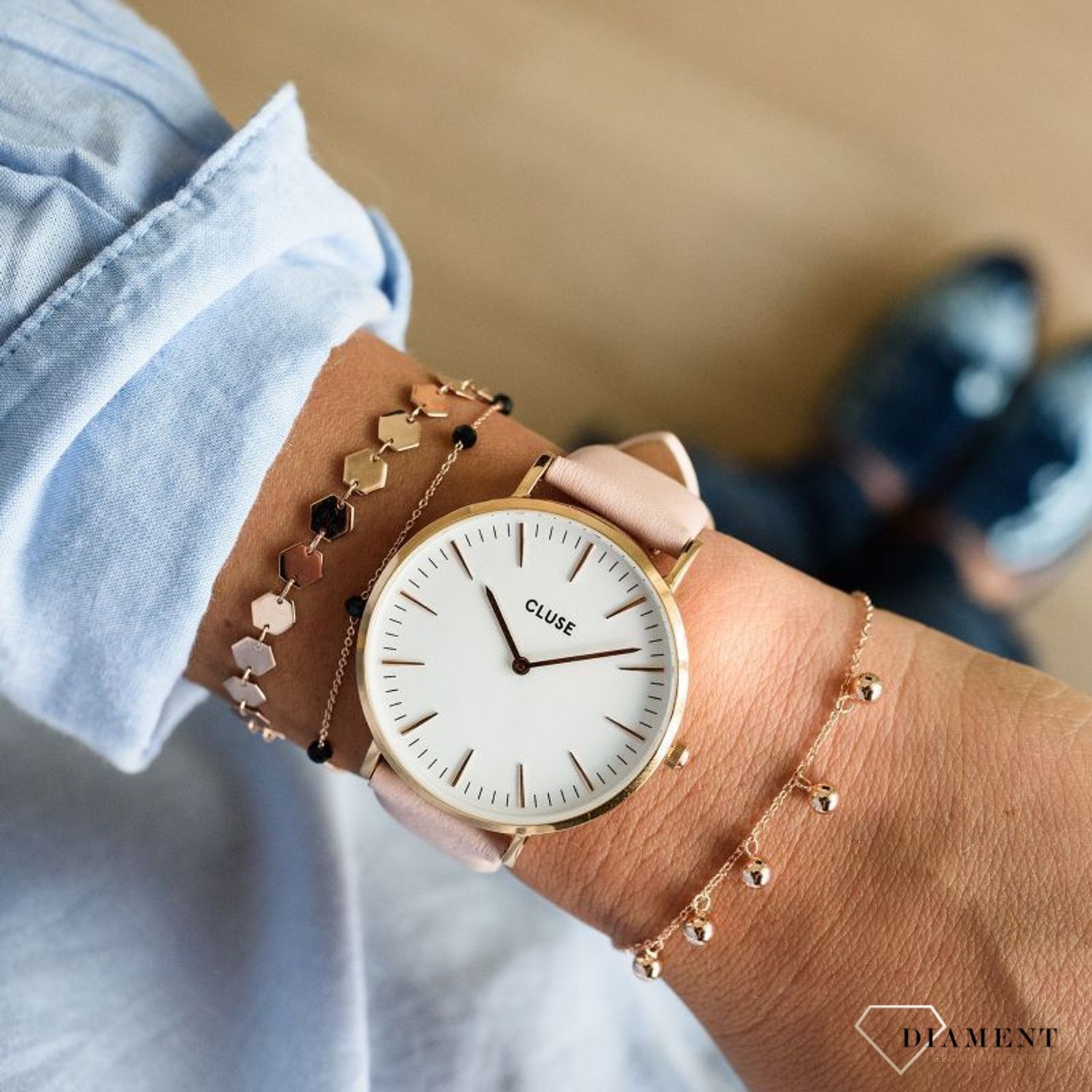 Zegarek damski z pięknym, wytrzymałym paskiem w kolorze pudrowego różu. Koperta w kolorze żółtego złota z białą wyraźną tarczą. Grawer gratis! Zapraszamy (1).jpg