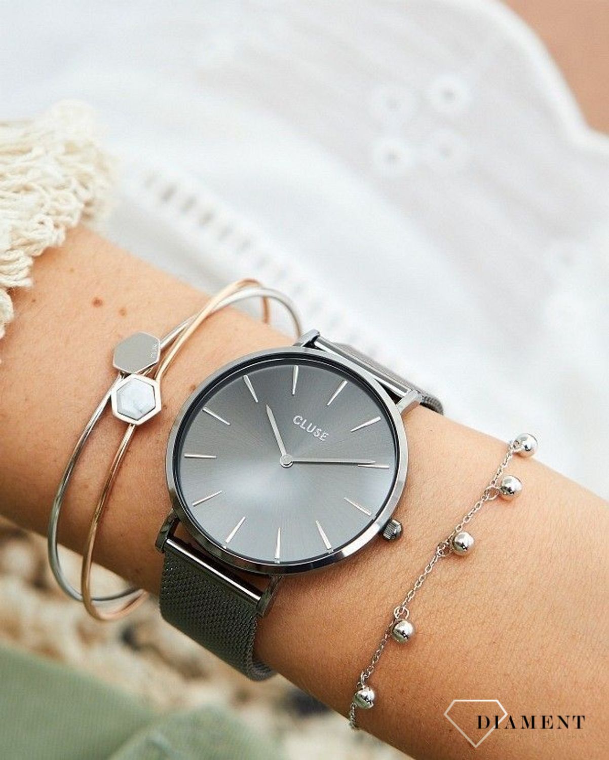 Zegarek damski Cluse to klasyczna wersja, która przypadnie do gustu kobietą. Zegarek to świetny pomysł na prezent. Zegarek sprawdzi się jako dodatek do stylizacji.  (2).jpg