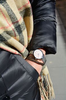 Zegarek damski Cluse z łososiową to propozycja dla nowoczesnych kobiet ceniących styl. Darmowa dostawa i grawer! Zapraszamy do www.zegarki-diament.pl.JPG