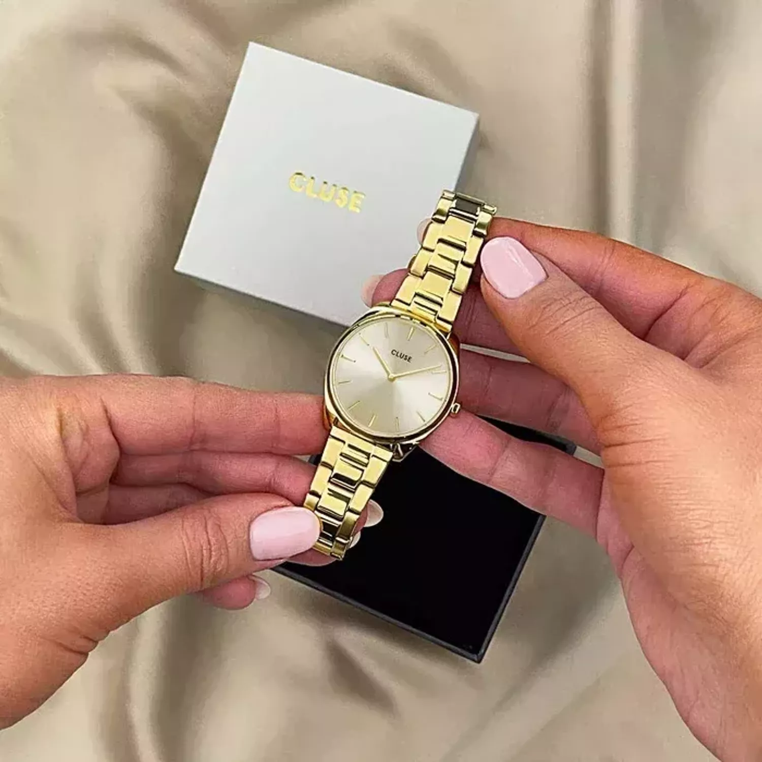 Zegarek damski na bransolecie Cluse damski Petite Gold CW11212 (3).webp