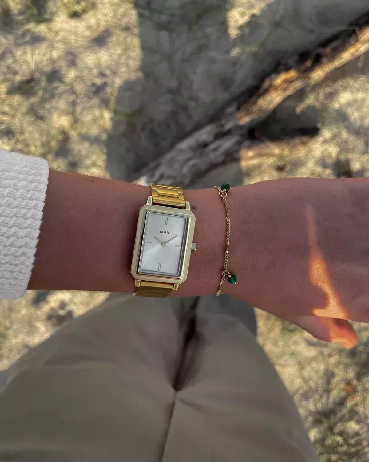 Zegarek damski prostokąt Cluse na bransolecie Fluette Steel Full Gold CW11507.webp