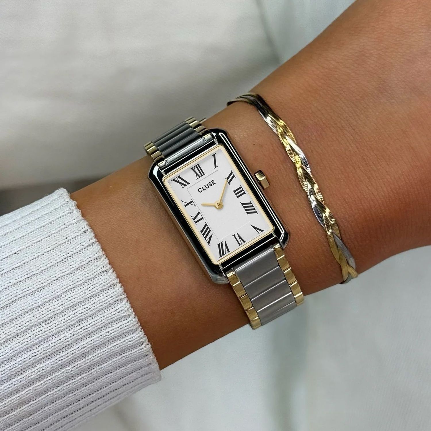 Elegancki zegarek damski Cluse Belisenna CW15003 z kopertą i bransoletą ze stali szlachetnej w kolorze srebrno-złotym. Wodoszczelność do 50 m, mechanizm kwarcowy, mineralne szkło.1.jpg