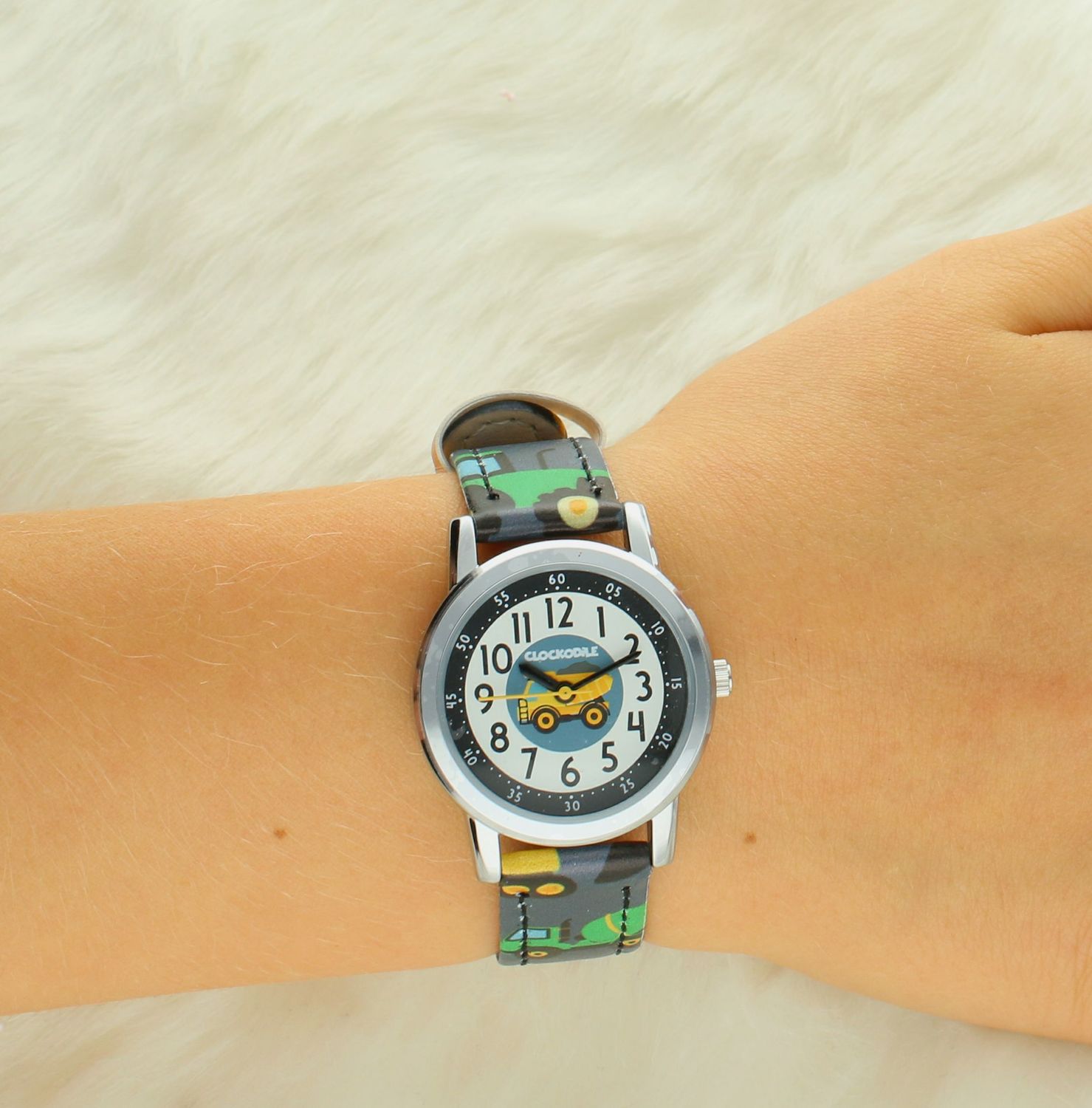 Zegarek Clockodile Granatowy dziecięcy CWB0090 KOPARKI, Zegarek dla dziecka LAVVU CLOCKODILE CWB0090, wyposażony jest w kwarcowy mechanizm, zasilany za pomocą baterii. Mechanizm japoński mieści się w wytrzymałej.jpg