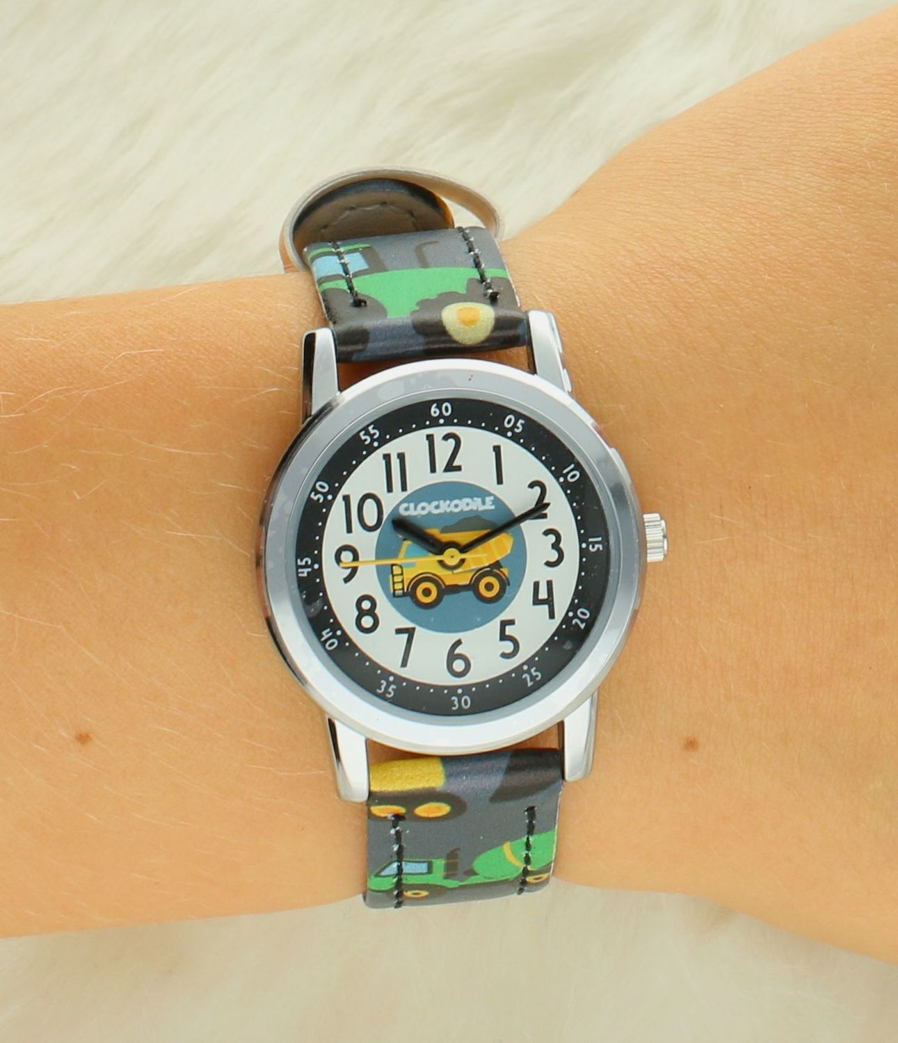 Zegarek Clockodile Granatowy dziecięcy CWB0090 KOPARKI, Zegarek dla dziecka LAVVU CLOCKODILE CWB0090, wyposażony jest w kwarcowy mechanizm, zasilany za pomocą baterii. Mechanizm japoński mieści się w wytrzymałej.jpg