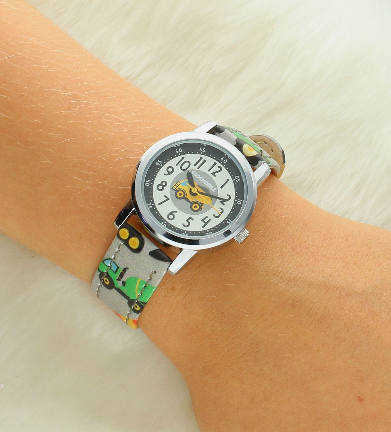 Zegarek dla chłopca Clockodile CWB0091 KOPARKI wyposażony jest w kwarcowy mechanizm, zasilany za pomocą baterii. Mechanizm japoński mieści się w wytrzymałej, okrągłej kopercie12.jpg