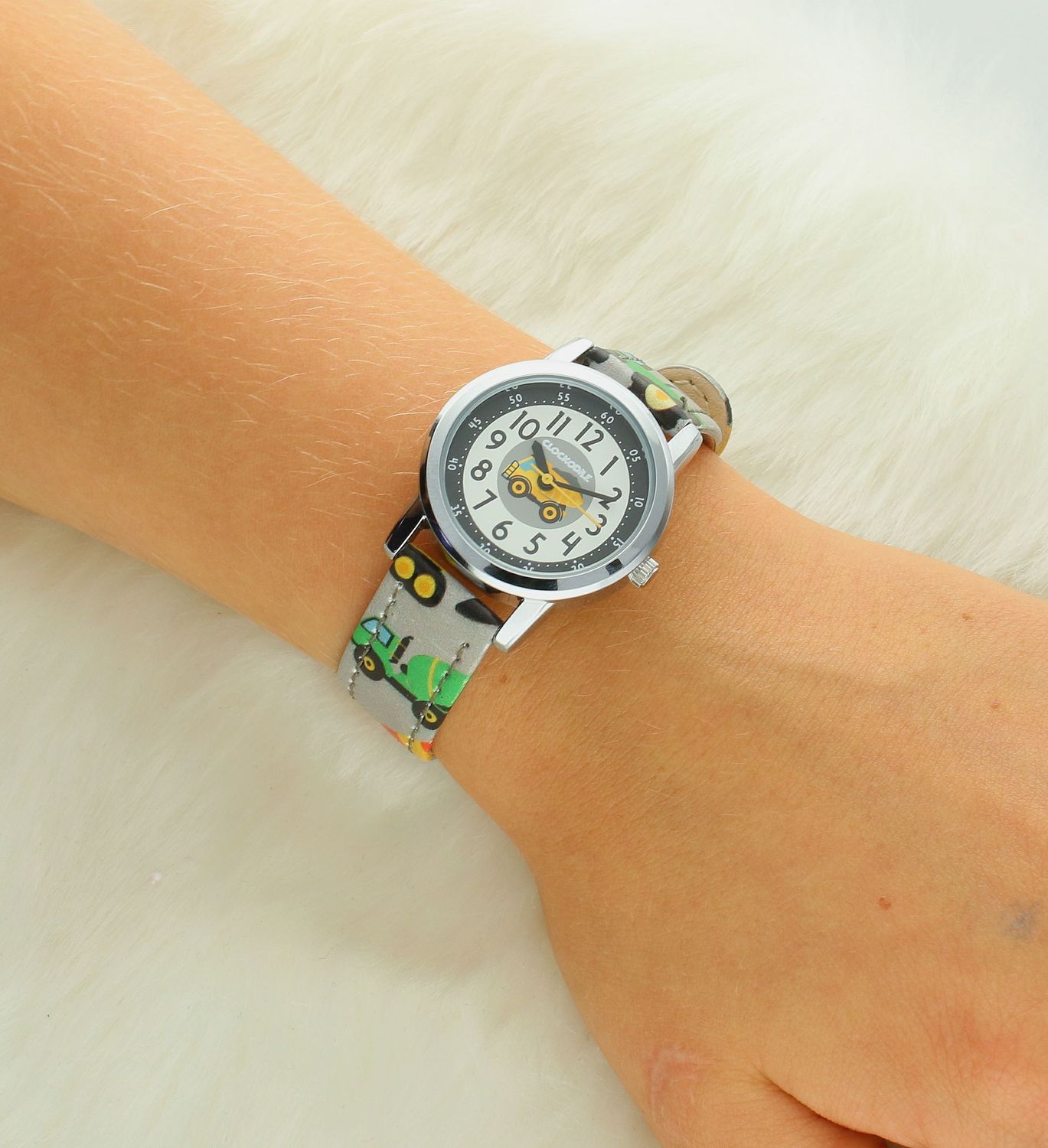 Zegarek dla chłopca Clockodile CWB0091 KOPARKI wyposażony jest w kwarcowy mechanizm, zasilany za pomocą baterii. Mechanizm japoński mieści się w wytrzymałej, okrągłej kopercie12.jpg