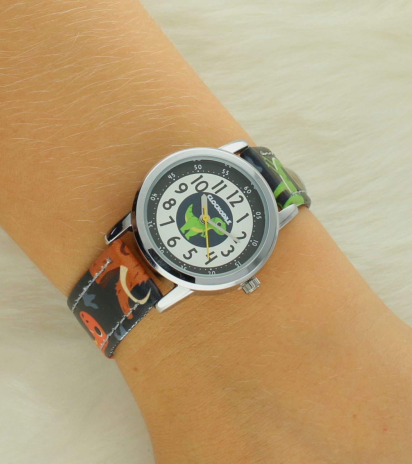 Zegarek dziecięcy Clockodile Granatowy CWB0100 DINOZAURY Zegarek dla dziecka LAVVU CLOCKODILE CWB0100, wyposażony jest w kwarcowy mechanizm, zasilany za pomocą baterii. Mechanizm japoński mieści się w wytrzymałej,.jpg