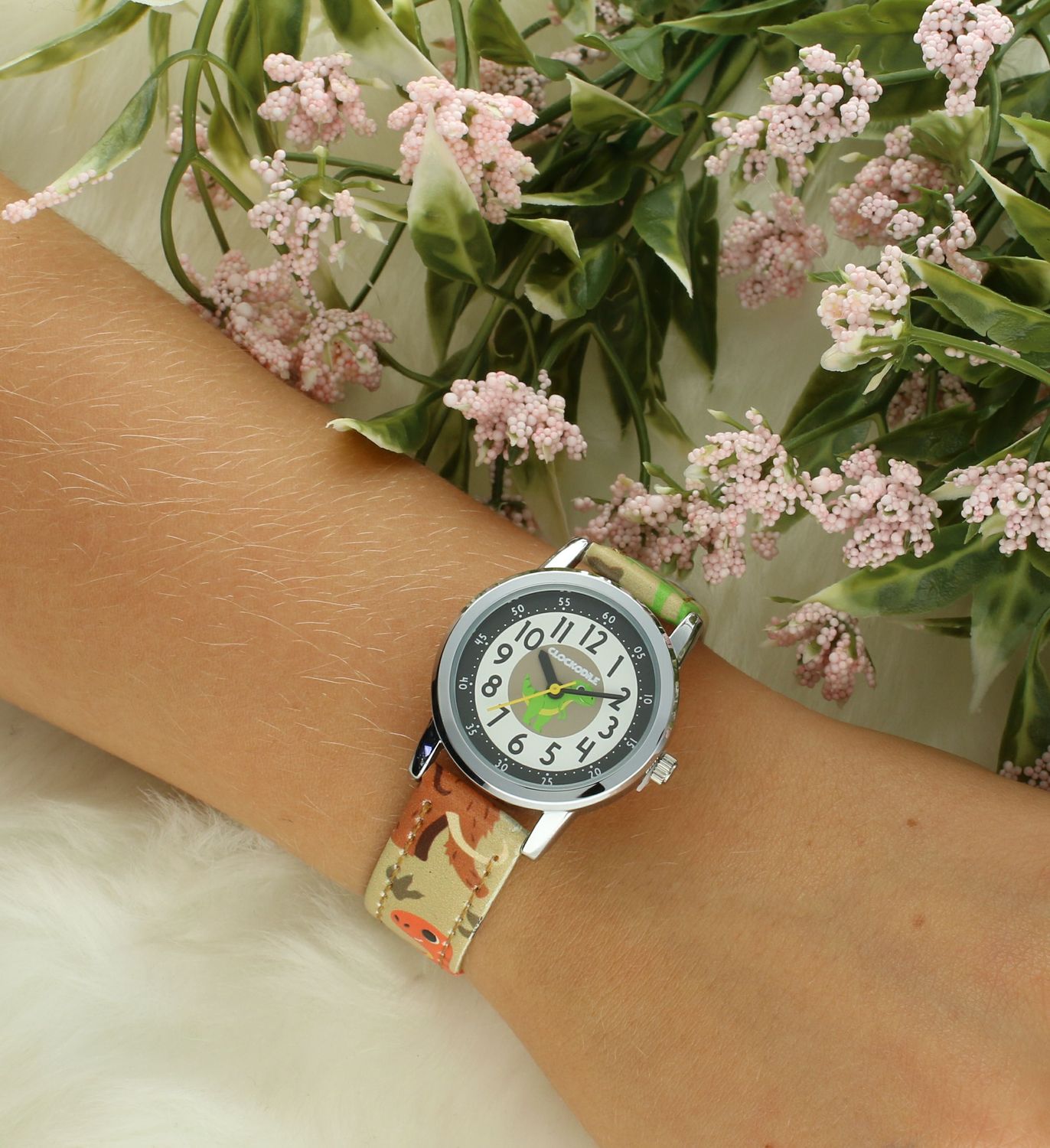 Zegarek chłopięcy Clockodile beżowy CWB0101 DINOZAURY. Zegarek dla dziecka LAVVU CLOCKODILE CWB0101, wyposażony jest w kwarcowy mechanizm, zasilany za pomocą baterii. Mechanizm japoński mieści się w wytrzymałej, o.jpg