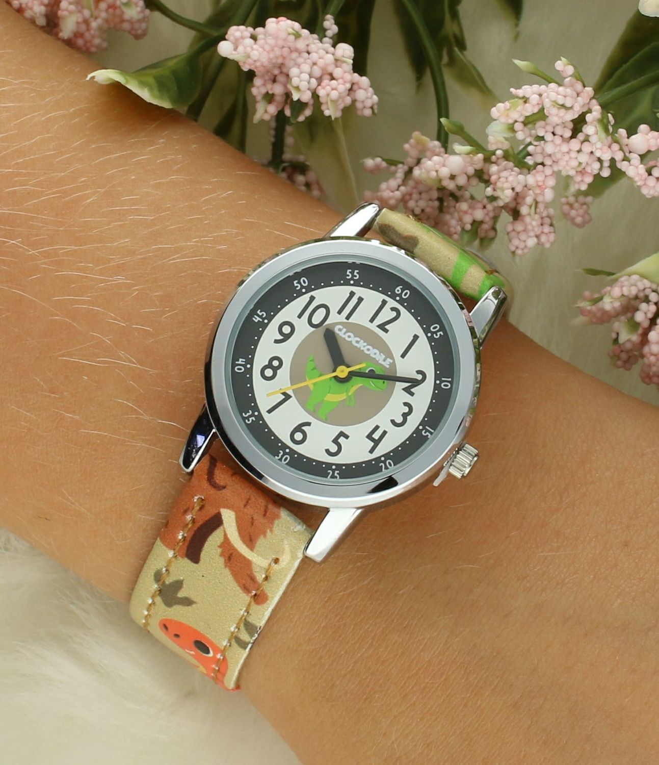 Zegarek chłopięcy Clockodile beżowy CWB0101 DINOZAURY. Zegarek dla dziecka LAVVU CLOCKODILE CWB0101, wyposażony jest w kwarcowy mechanizm, zasilany za pomocą baterii. Mechanizm japoński mieści się w wytrzymałej, o.jpg