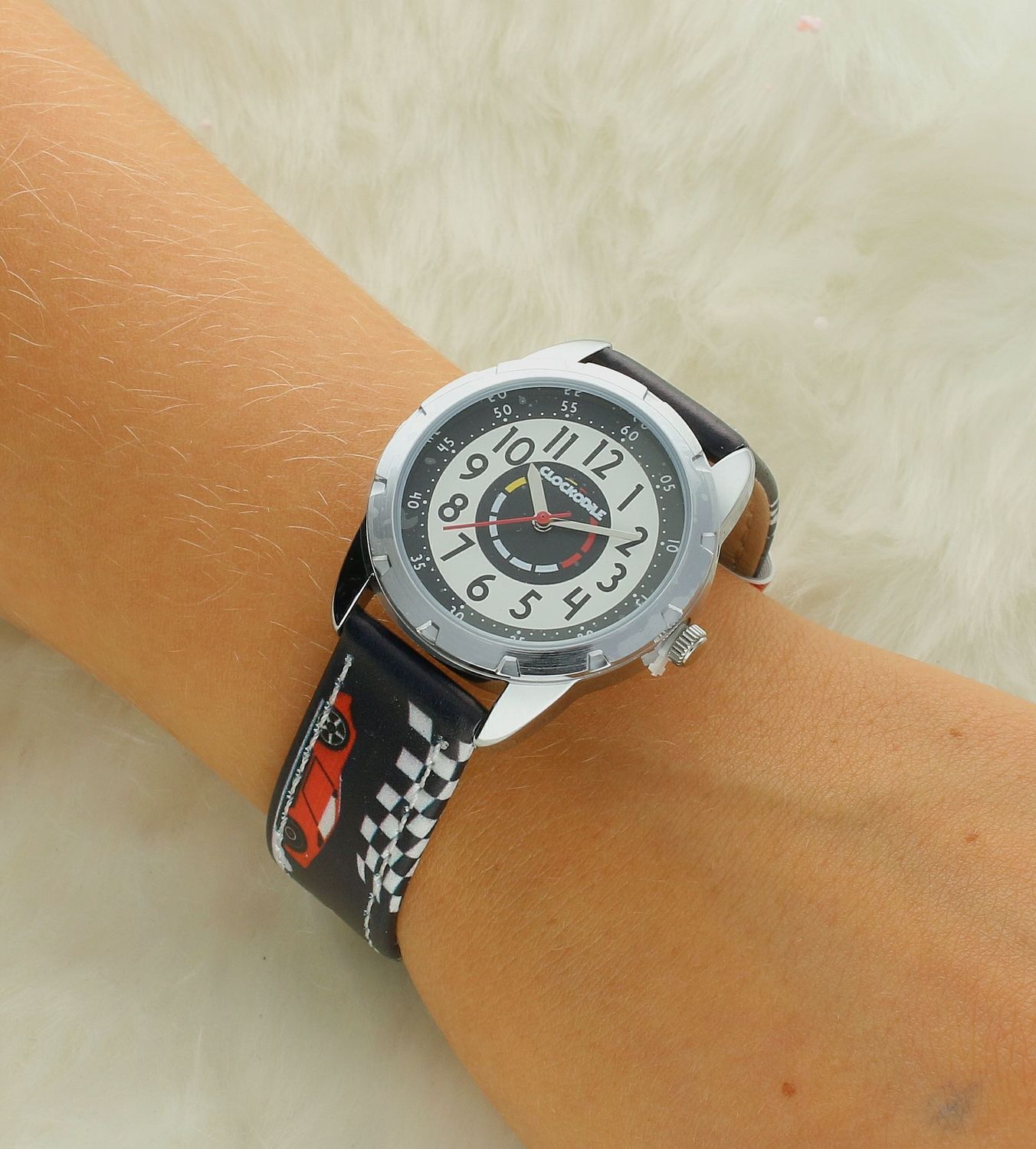 Zegarek Clockodile granatowy zegarek chłopięcy CWB0120 SAMOCHODY WYŚCIGOWE.  Zegarek dla dziecka LAVVU CLOCKODILE CWB0120, wyposażony jest w kwarcowy mechanizm, zasilany za pomocą baterii. Mechanizm japoński mieśc.jpg