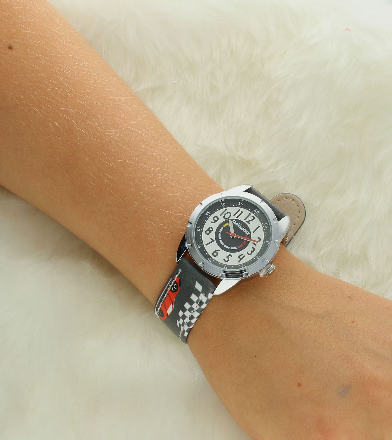 Zegarek Clockodile szary zegarek chłopięcy CWB0121 SAMOCHODY WYŚCIGOWE. Zegarek dla dziecka LAVVU CLOCKODILE CWB0121, wyposażony jest w kwarcowy mechanizm, zasilany za pomocą baterii. Mechanizm japoński mieści się.jpg