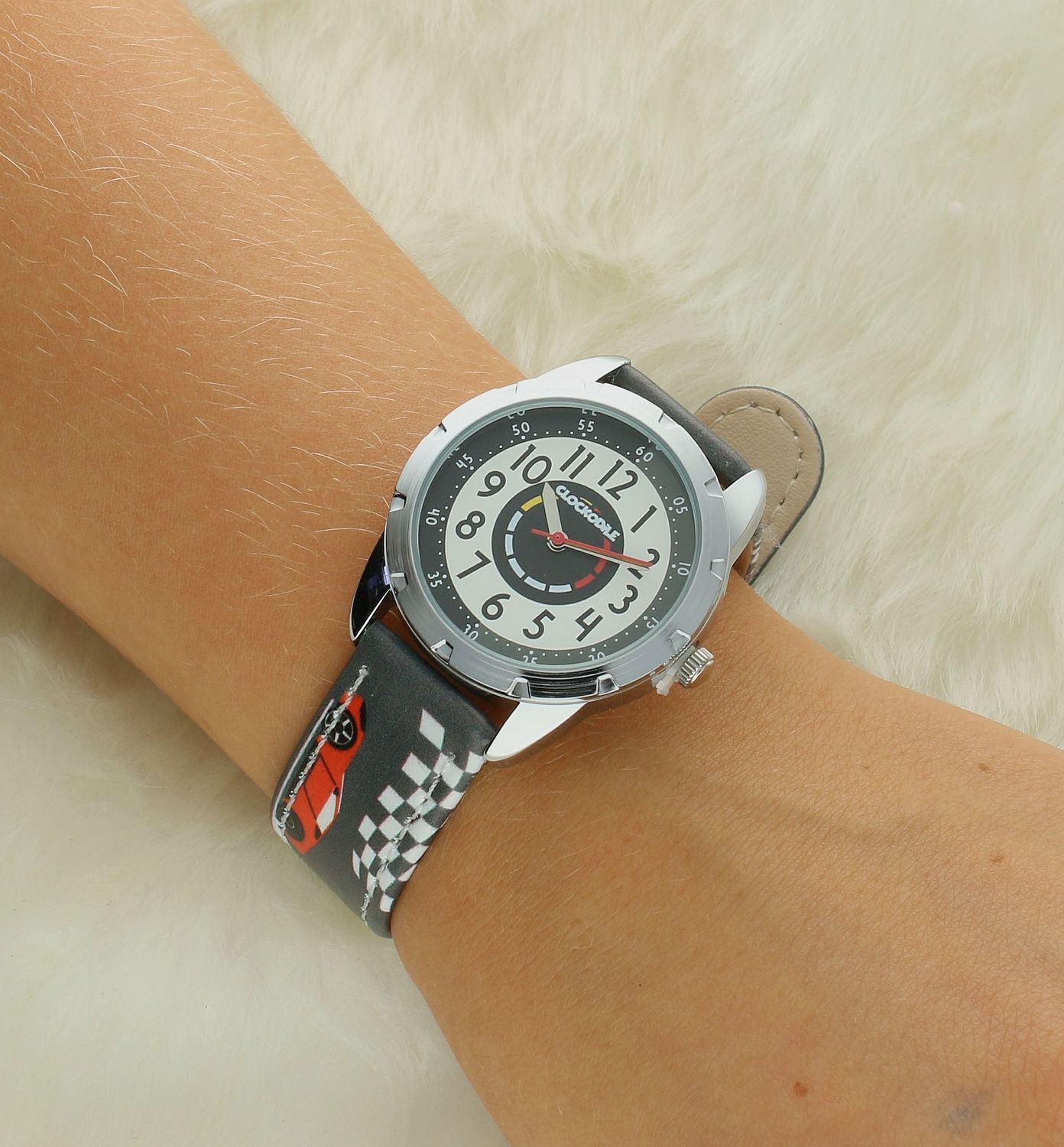 Zegarek Clockodile szary zegarek chłopięcy CWB0121 SAMOCHODY WYŚCIGOWE. Zegarek dla dziecka LAVVU CLOCKODILE CWB0121, wyposażony jest w kwarcowy mechanizm, zasilany za pomocą baterii. Mechanizm japoński mieści się.jpg