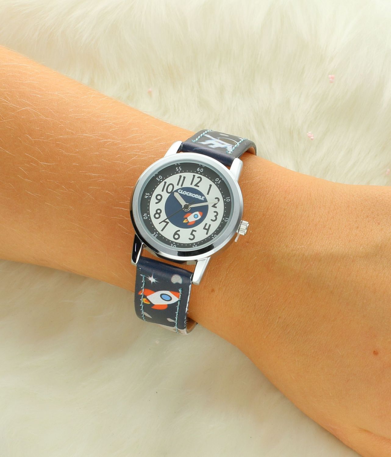 Zegarek dla chłopca Clockodile granatowy CWB0130 KOSMOS wyposażony jest w kwarcowy mechanizm, zasilany za pomocą baterii. Mechanizm japoński mieści się w wytrzymałej, okrągłej kopercie..jpg